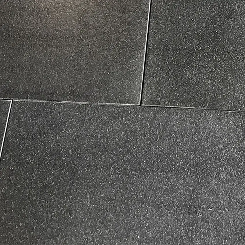 Granitplatta StencentralenAbsolute Black Antikborstad 305x305 mm