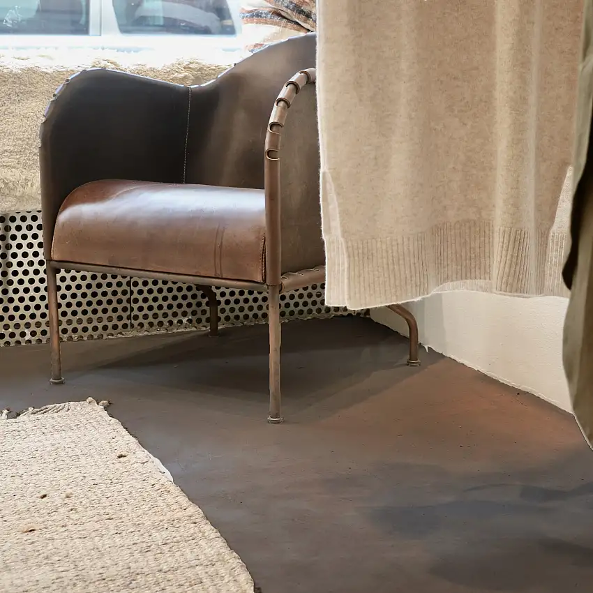 Microcement Design By CementFärdigblandad GolvFärg: Mörkgrå, För antal kvm: 7 m2